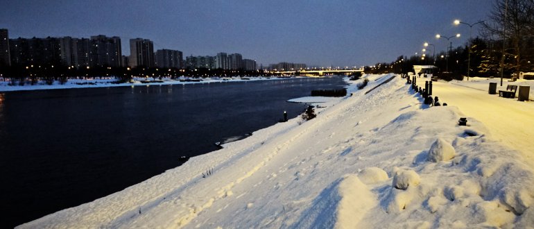 раннее зимнее утро на Москва реке